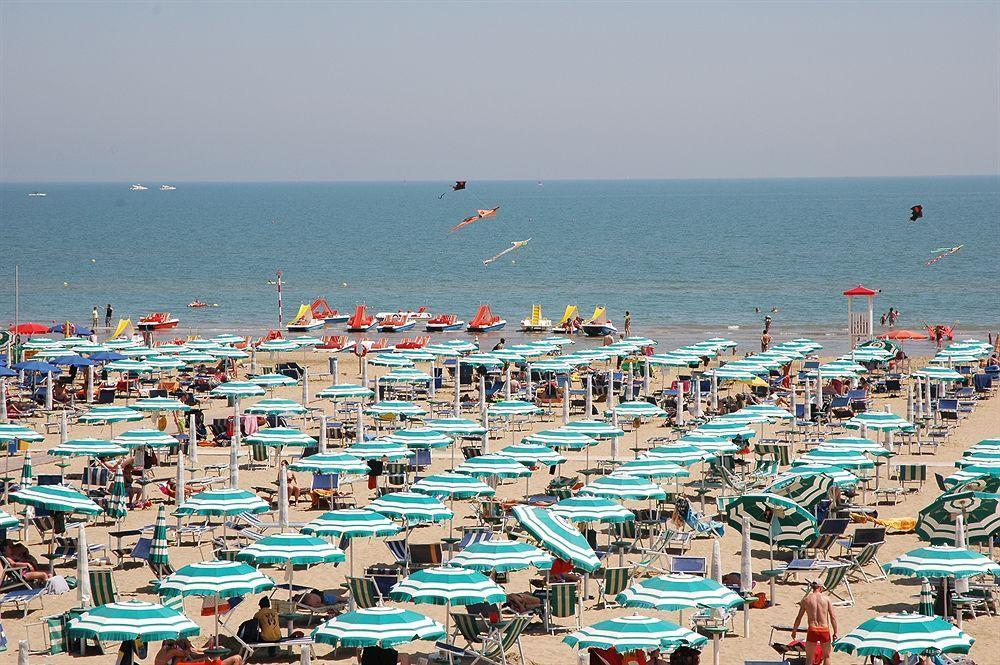 Aparthotel Albatros Lignano Sabbiadoro Exterior photo